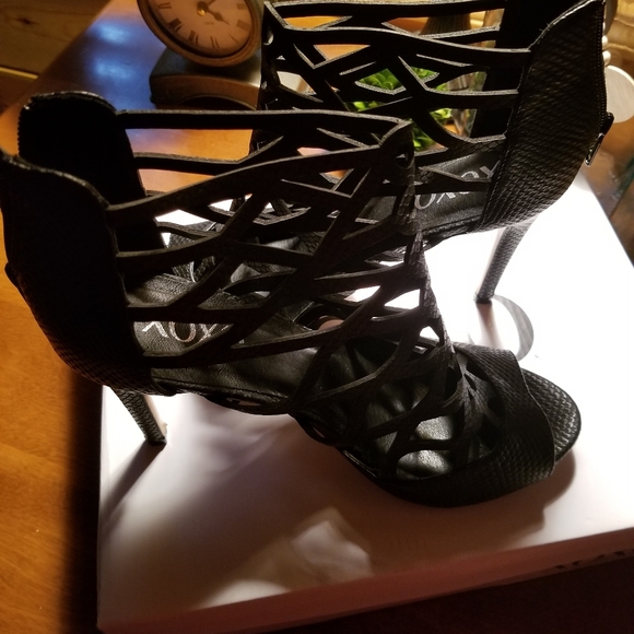 XOXO Size 10 (US) Zip-back Black Heels - Picture 4 of 10